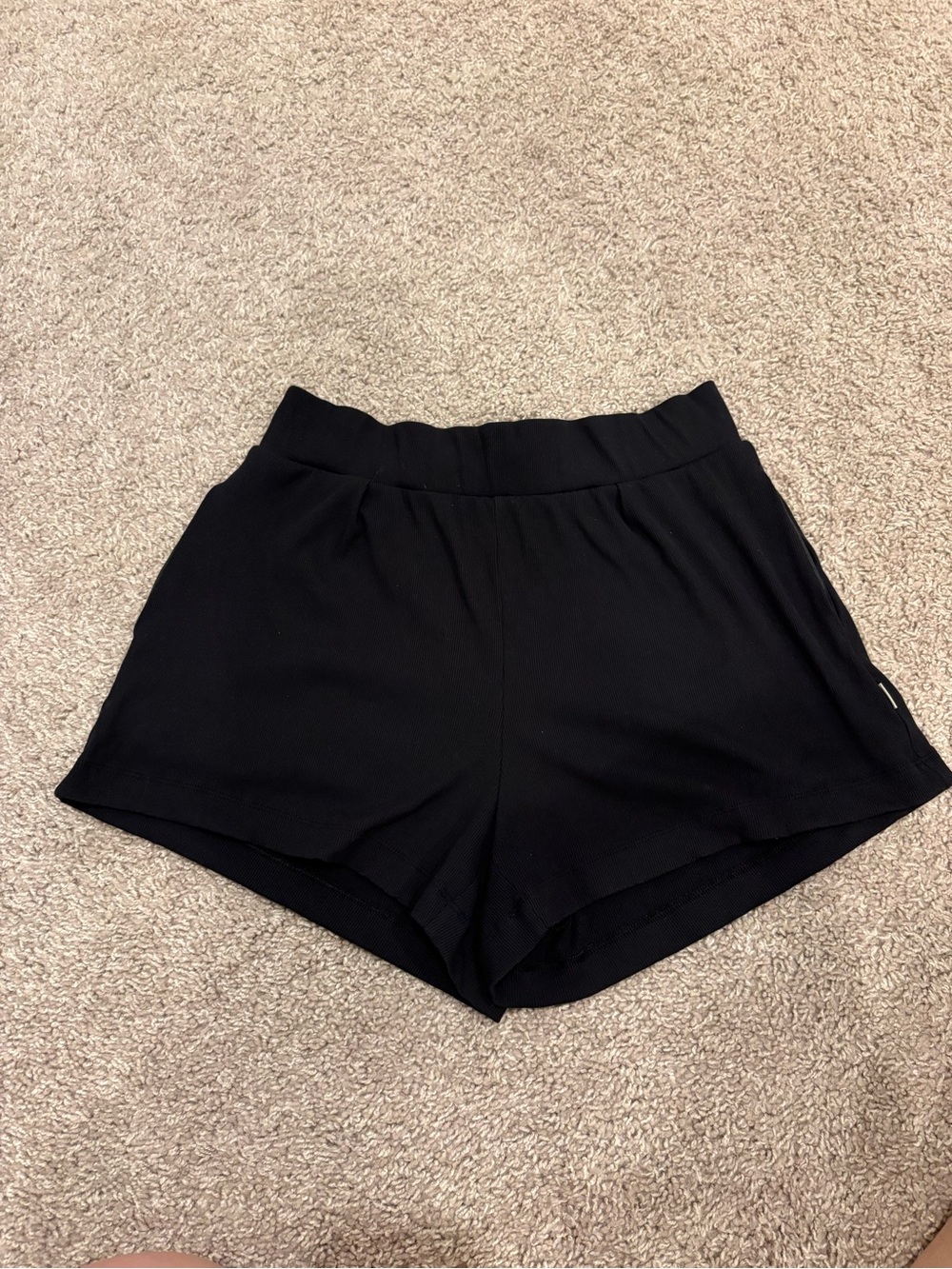 Vuori Pose Shorts - Picture 2 of 5